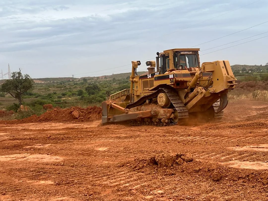 Bulldozer en intervention sur une plateforme de chantier